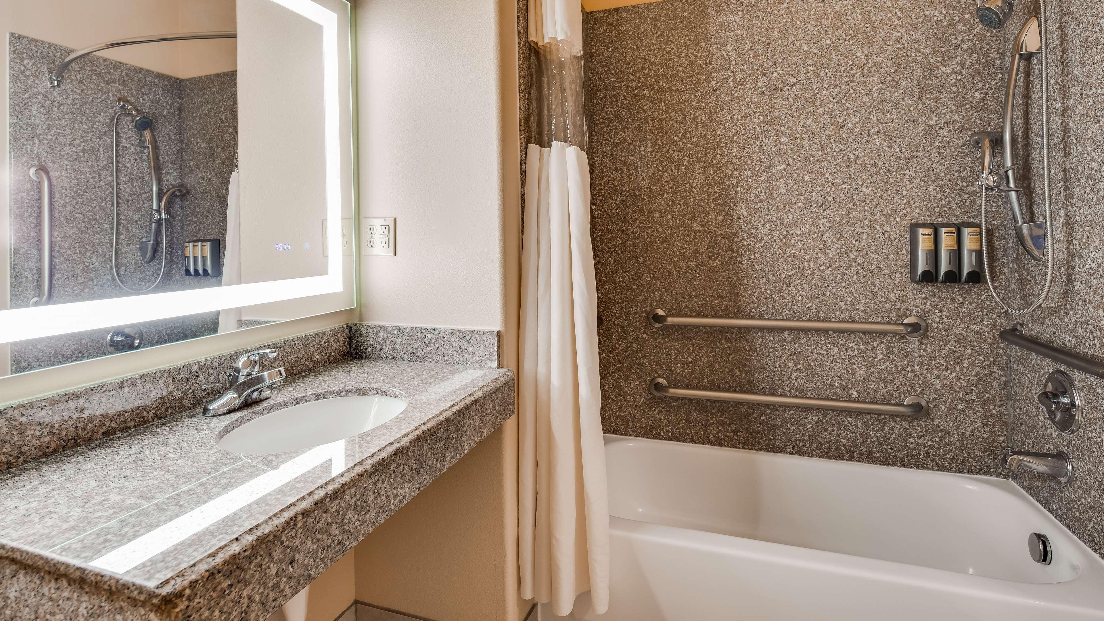 Western Battleground Inn&suites Hotel